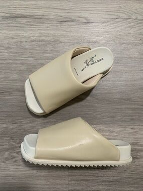 Yume Yume Cream Slide Mules for Women size 7